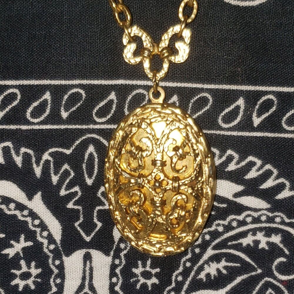 1928 Gold Tone Signed Vintage Oval Photo Locket Pendant Necklace